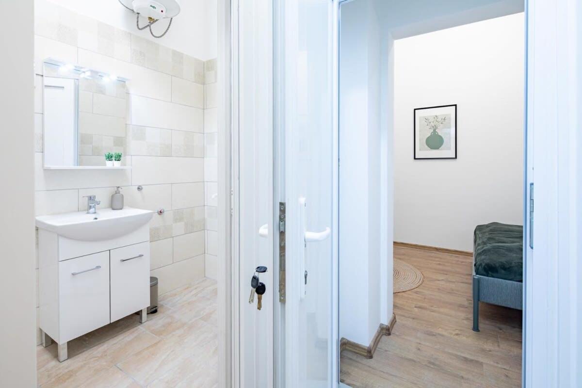 Central - New - Comfy Ac Studio บูดาเปสต์ ภายนอก รูปภาพ